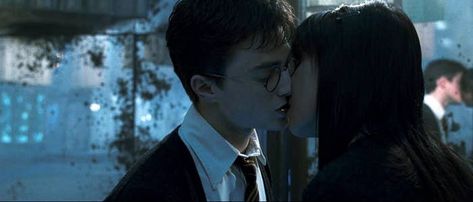 The Harry Potter-Cho Chang kiss scene in The Order of the Phoenix is an unforgettable classic. Harry Potter Kiss, Harry Potter Order, Katie Leung, Movie Kisses, Harry Potter Quiz, Cho Chang, Chloë Grace Moretz, Ron And Hermione, Harry Potter Film