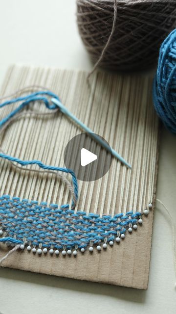 Diy Weave Loom, Weaving On Cardboard, Weaving And Embroidery, Weaving Cardboard, Small Weaving Projects, Card Weaving Patterns Beginner, Simple Yarn Crafts, Weaving Projects Beginners, Things To Make With Wool