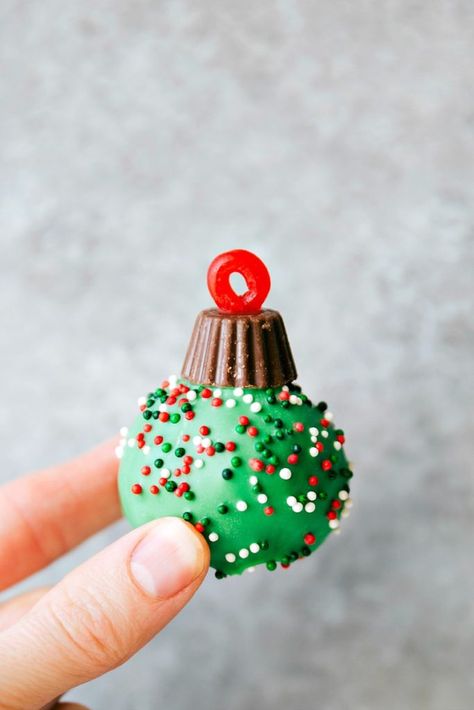 ORNAMENT OREO TRUFFLE plus four other easy oreo ball recipes for Christmas I via chelseasmessyapron.com Oreo Cookie Truffles, Oreo Balls Christmas, Oreo Ball, Treats For Christmas, Christmas Oreo, Oreo Truffle, Cookie Truffles, Oreo Truffles Recipe, Super Cookies