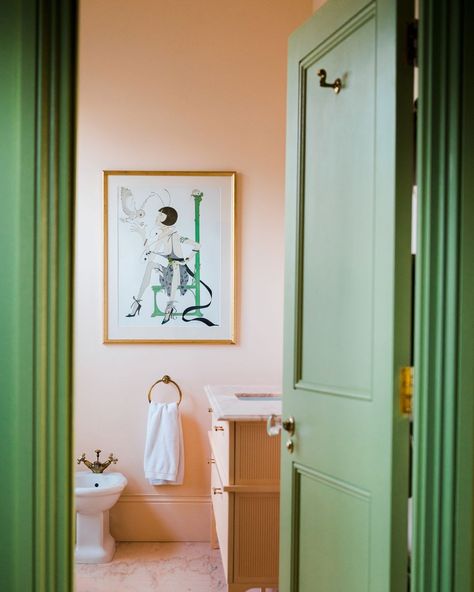 olivia von halle Fun Bathroom Colors, Green And Pink Bathroom, Fun Bathrooms, Eclectic Kitchen Design, Olivia Von Halle, Opulent Interiors, Yellow Room, Bathroom Color, Big House