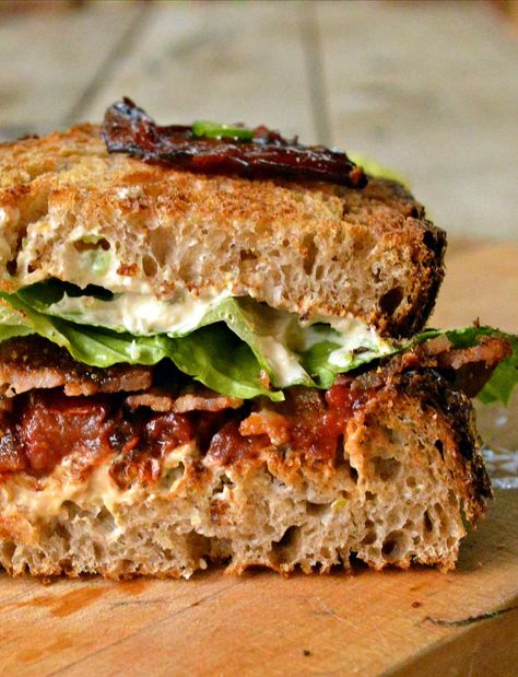 This million dollar bacon BLT is what dreams are made of. Perfect candied bacon with brown sugar and black pepper, candied tomatoes and more! #millionairebaconrecipe #candiedbaconrecipe #candiedbaconbrownsugar Candied Tomatoes, Jalapeno Cream Cheese, Bacon Blt, Roast Beef Sandwich, Blt Sandwich, Bacon Jam, Candied Bacon, Burgers Sandwiches, Soup And Sandwich