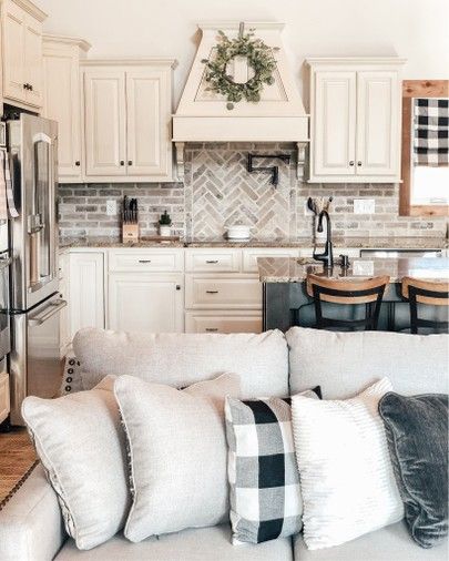 Brick Backsplash Kitchen, Farmhouse Decor On A Budget, White Wash Brick, Brick Backsplash, Farmhouse Kitchen Design, Interior Modern, Diy Farmhouse Decor, House Remodel, A Living Room