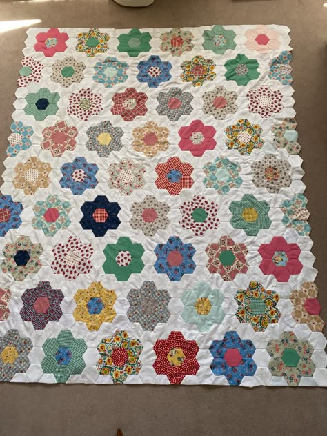 Grandmothers Garden Pattern, Grandma’s Garden Quilt, Grandmas Garden Quilts, Grandmother's Flower Garden Quilt Pattern, Grandmothers Flower Garden Quilt Pattern Free, Vintage Flower Quilt, Grandmother’s Flower Garden Quilt, Grandma Flower Garden Quilt, Grandma Quilt Pattern