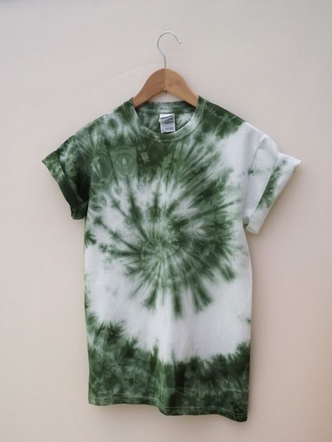 Green Tye Dye Sweatshirt, Dye Tie Shirt, Tye Dye Clothing, Tie Dye T Shirts Design, Batik Tie Dye, Tie Died Tshirts, Tie Dye Inspiration, Tie Dye Shirt Outfit, Tie Dye Aesthetic