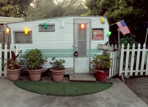 Camper Guest House Backyards, Backyard Camper Guest House, Backyard Hideaway, Playhouse Remodel, Vintage Camper Interior, Craft Cottage, Backyard Getaway, Camping Vintage, Camp Trailer