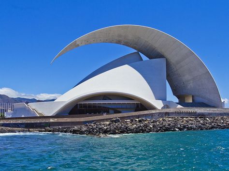 Auditorio de Tenerife „Adán Martín“ in Santa Cruz de Tenerife | © Koppchen/WikiCommons Calatrava Architecture, Expressionism Architecture, Opera Theatre, Stunning Architecture, Unusual Buildings, Santiago Calatrava, Amazing Buildings, Futuristic Architecture, Concert Hall