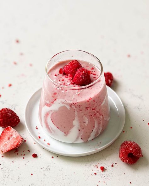 This strawberry coconut cloud smoothie is a copycat version of the viral Erewhon strawberry glaze smoothie. It’s creamy, dreamy, strawberry heaven. Coconut Cloud Smoothie, Cloud Smoothie, Coconut Cloud, Homemade Cashew Milk, Strawberry Glaze, Balanced Breakfast, Superfood Smoothie, Freeze Dried Strawberries, Morning Smoothie