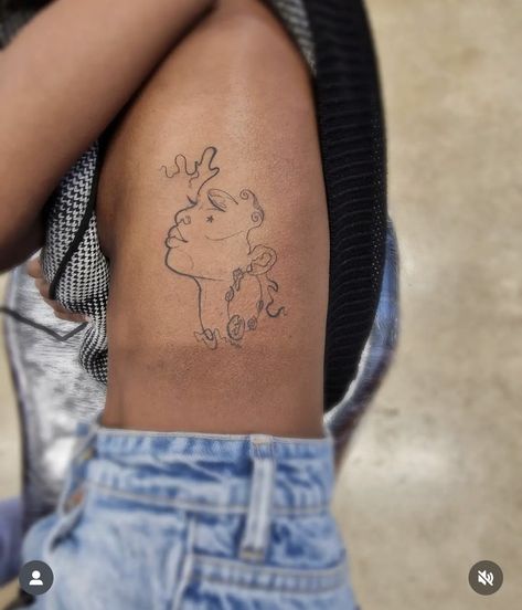 Line Art Tattoos Black Women, Afro Art Tattoo, Flower Thigh Tattoos Black Women, Black Woman Tattoo Afro, Fine Line Tattoo Black Woman, Tattoos For Black Women Skin, Black Art Tattoos For Women, Afro Americana Tattoo, African Woman Tattoo