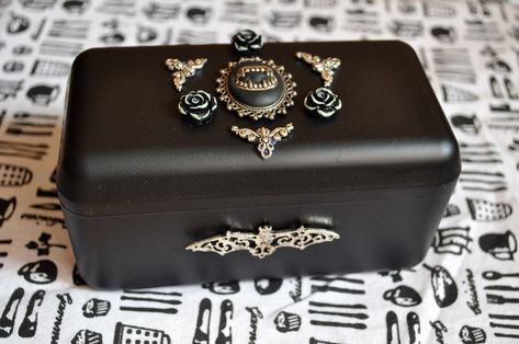 Vampire Coffin Box For Things To Keep Make A Jewelry Box, Gothic Decorations, Vampire Coffin, Gothic Crafts, Gothic Jewelry Diy, Jewelry Box Makeover, Castle Decor, Steampunk Crafts, Coffin Box