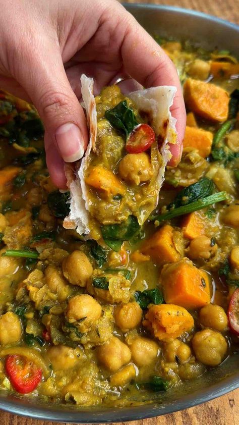 Caribbean Vegetable Curry | Carole Food Island Vegetable Recipes, Jamaican Vegetable Curry, Vegetables Healthy Recipes, Low Carb Caribbean Recipes, Easy Healthy Vegan Dinner Recipes, Vegetable Meal Ideas, Carribean Veggie Recipes, Vegetarian And Pescatarian Recipes, Caribbean Curry Recipes