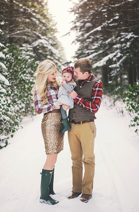 Oh my goodness. Cutest family ever! Their outfits are so spot on.  Great outfit… Christmas Card Outfits, Christmas Tree Farm Pictures, Holiday Photos Outfits, Family Christmas Pictures Outfits, Christmas Photos Outfits, Family Photo Outfits Winter, Photo Bb, Christmas Pictures Outfits, Family Christmas Outfits