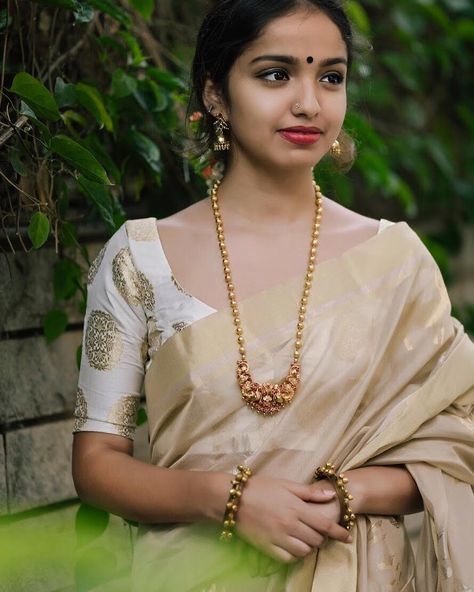 9,471 Followers, 401 Following, 619 Posts - See Instagram photos and videos from KEYAH by Peena Roy (@keyah_label) Mugappu Chain, Bridesmaid Saree, Saree Jewellery, Antique Gold Jewelry Indian, Gold Necklace Indian, Gold Jewelry Simple Necklace, Gold Necklace Indian Bridal Jewelry, Antique Jewelry Indian, Mangalsutra Designs