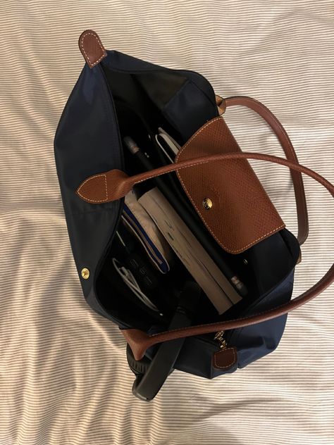 Handbags For University, Longchamp College Bag, La Pilage Longchamp, Bags To University, Study Bag Aesthetic, Longchamp Aesthetic Bag, Longchamp School Bag Aesthetic, Le Pilage Longchamp, What’s In My Longchamp Bag