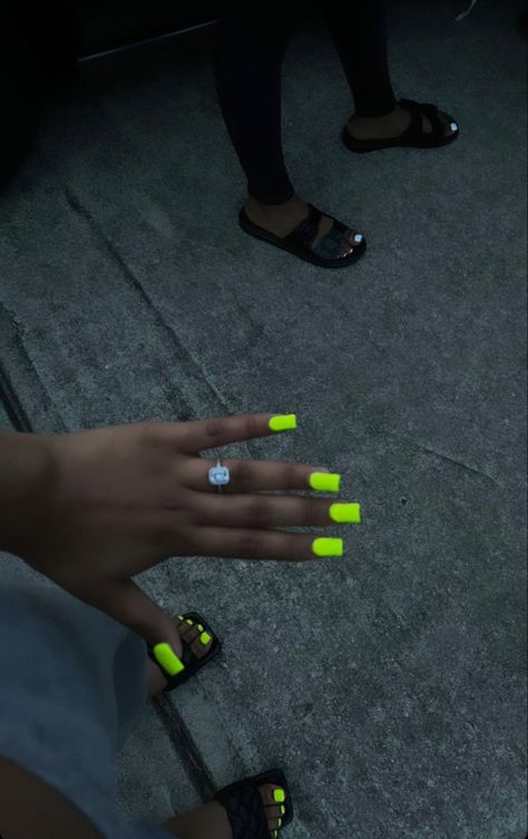 Neon Square Acrylic Nails, Lime Color Nails, Neon 90s Nails, Neon Acrylic Nails Short, Black And Lime Green Nails Acrylic, Neon Green Short Nails, Neon Pink Nails Acrylic, Short Neon Green Nails, Neon Green Toes