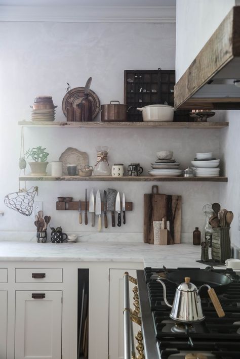 Remodelista Kitchen, Paris Kitchen, Efficient Kitchen, Kitchen Ikea, Casa Vintage, Cottage Kitchens, Classic Kitchen, Kitchen Design Trends, Cozy Kitchen