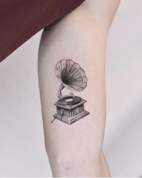 Victrola Tattoo, Phonograph Tattoo, Record Player Tattoo, Tattoo Skills, Gramophone Tattoo, Vinyl Tattoo, Dumbest Tattoos, Writer Tattoo, Instagram Sounds