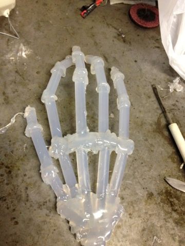 Hot glue stick skeleton hand. Then how about spraying it with some glow in the dark paint. Diy Skeleton Hand, Hot Glue Ideas, Diy Skeleton, Strašidelný Halloween, Cheap Diy Halloween Decorations, Dekorasi Halloween, Hallowen Ideas, Halloween Props Diy, Halloween Fest