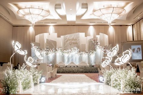 Indoor Wedding Receptions Elegant, Wedding Indoor Decoration Elegant, White Pearl Decoration Wedding, Wedding Decorations Indoor Elegant Gold, White Pearl Wedding Decor, White Wedding Decor Elegant Indoor, Indoor Decorations Wedding, Indoor Wedding Decorations Elegant, Wedding Decor White And Gold