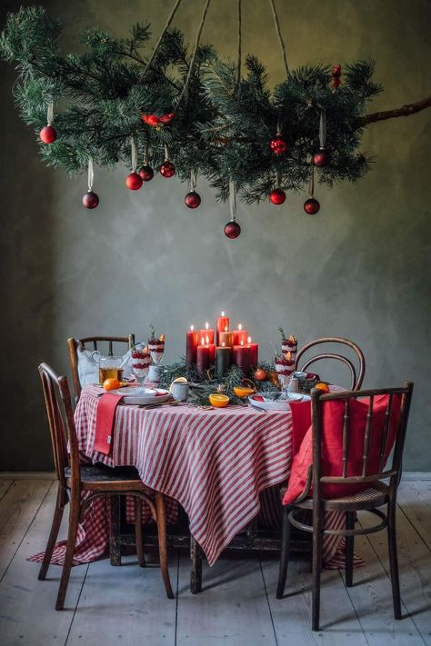 Red Christmas Party Theme, Holiday Table Scape, Red Christmas Table Settings, Christmas Table Food, Christmas Table Settings Red, Red Christmas Table Decor, Christmas Table Decorations Red, Christmas Food Table, Xmas Table Decorations Ideas