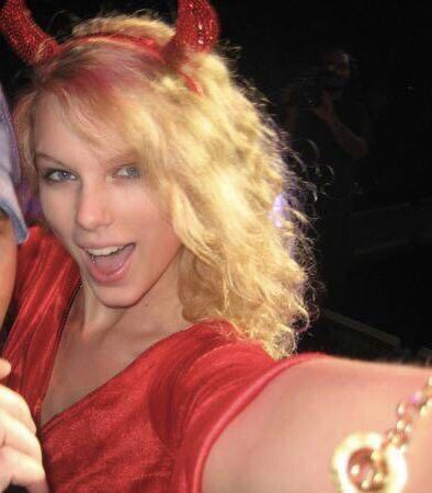 Taylor Swift Weird Photos, Old Taylor Swift Pics, Taylor Old Pics, Mean Taylor Swift Music Video, American Queen, Funny Taylor Swift Memes Pictures, Photos Of Taylor Swift, Swift Photo, Long Live Taylor Swift