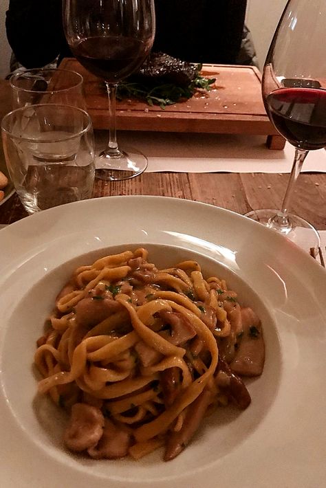 Pasta And Wine Instagram Story, Pasta And Wine Aesthetic, Dinner Out Aesthetic, Aethstetic Food, Dinner Instagram Story, Food With Wine, Pasta With Wine, Wine And Pasta, Dinner With Wine