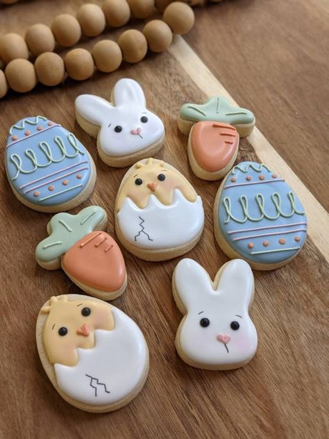 Easter Cut Out Sugar Cookies, Easter Cookies Decorated Ideas Simple, Easter Biscuit Ideas, Mini Easter Cookies Decorated, Cute Easter Cookies, Decorating Easter Cookies, Cute Easter Cookies Decorated, Easter Cut Out Cookies, Simple Easter Cookies