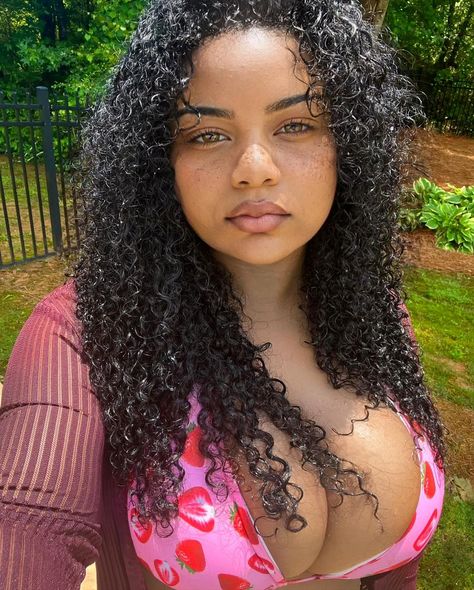 Jasmyn🫶🏼 | he don’t wanna be kept don’t keep him | Instagram Women With Freckles, London Streets, Beautiful Curly Hair, Seductive Clothes, Dark Skin Women, Fashion Mistakes, Black Is Beautiful, Beach Outfit, Beauty Women