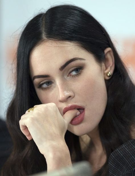 My lesbian side list Megan Fox Face, Vampire Aesthetics, Face Card Never Declines, Megan Fox Pictures, Rachel James, Fox Face, Face Card, Megan Fox, Hollywood Celebrities