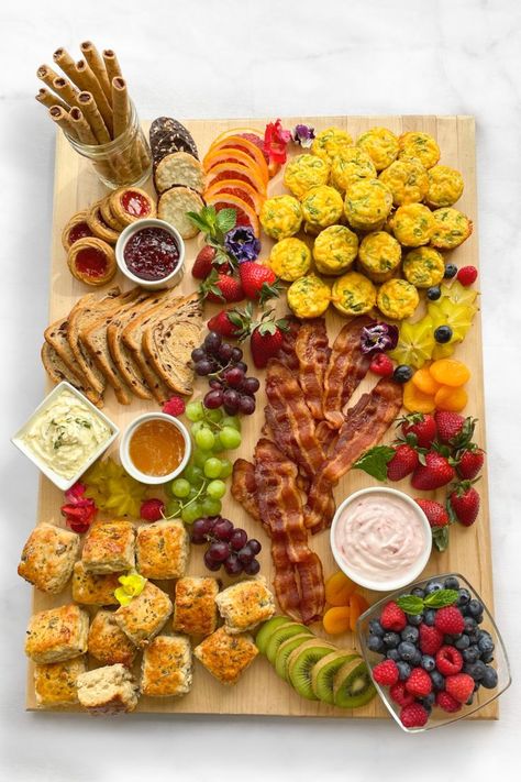 Easter Breakfast Board, Healthy Breakfast Board, Quiche Charcuterie Board, Easter Breakfast Ideas Families, Easter Brunch Board, Easter Breakfast Charcuterie Board, Easter Brunch Charcuterie Board, Morning Appetizers, Breakfast Charcuterie Board Ideas Simple