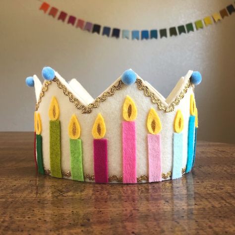 Birthday Sewing Projects, Felt Crown Birthday, Diy Felt Birthday Crown, Homemade Birthday Crown, Felt Decorations Diy, Felt Crown Diy, Birthday Crown Pattern, Felt Birthday Crown Diy, Birthday Party Crafts For Kids