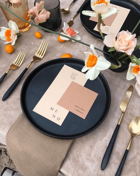 Wedding Table Menus, Tafel Decor, Simple Elegant Wedding, Wedding Table Settings, Wedding Tablescapes, Black Plates, Reception Table, Menu Cards, Wedding Menu