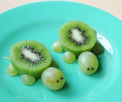 How cute are these grape nd kiwi turtles🐢🐢🍇 Healthy Party Food, Decorações Com Comidas, Food Art For Kids, Cute Snacks, Food To Go, Fun Kids Food, Food Crafts, Healthy Snacks For Kids, Toddler Meals