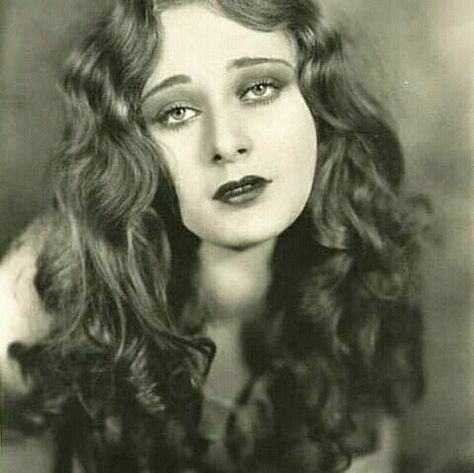 1920s Hollywood, Dolores Costello, Stars D'hollywood, Portrait Vintage, Silent Movie, Film Actress, Angel Face, Vintage Portraits, Silent Film