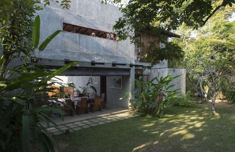 The best brutalist holiday homes you can rent Tropical Brutalism, Brutalist House, Raw Architecture, Tropical Modernism, Small Villa, Luxury Architecture, Mid Century Holiday, Brutalism Architecture, Concrete Interiors