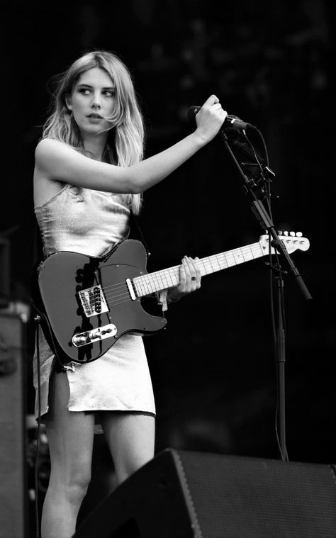 Ellie Rowsell, Chicas Punk Rock, Wolf Alice, Joe Black, Mini Gold Dress, Women Of Rock, Guitar Girl, Female Guitarist, Female Musicians