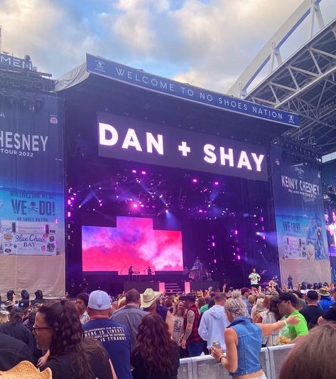 Country Concert Vibes, Dan And Shay Concert, Dan And Shay, Gigs Aesthetic Concert, Friends At A Concert Aesthetic, Sam Hunt Concert, Dan Shay, No Shoes Nation, Concert Aesthetic