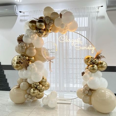 Gold And Pearl Party Decor, Gold Circle Backdrop With Balloons, Gold Balloon Arch Decoration, 50th Wedding Anniversary Balloon Arch, Wedding Balloons Arch, White And Gold Balloons Decoration, Wedding Shower Balloon Arch, 21st Decoration Ideas, White And Gold Baby Shower Ideas