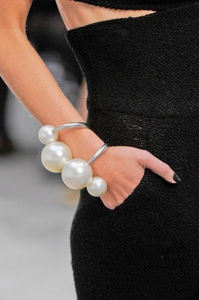 Couture Dior, Mode Chanel, Fashion Week Spring 2014, Chanel Spring, Chanel Jewelry, A Bracelet, Bijoux Diy, Coco Chanel, Fashion Details