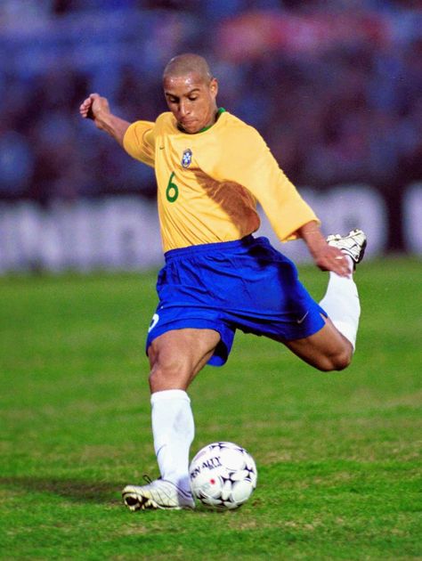 Roberto Carlos Wallpaper, Roberto Carlo, Brazilian Soccer Players, Cristiano Ronaldo Body, Football Brazil, Brazilian Soccer, Real Madrid Football Club, Brazil Football Team, Claudio Bravo