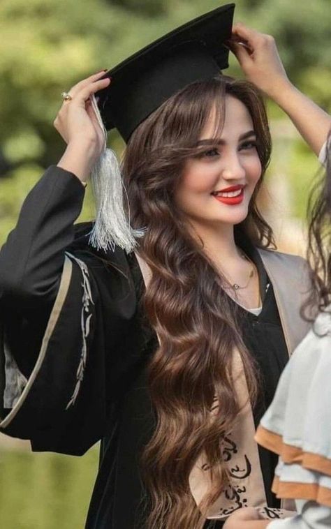 Idea Graduation Photo, Poses For Graduation, Girl Graduation, Graduation Hair With Cap, Graduation Looks Hairstyles, Graduation Hair Styles, Graduation Hairstyles Medium, Graduation Pic, Graduation Hair Ideas