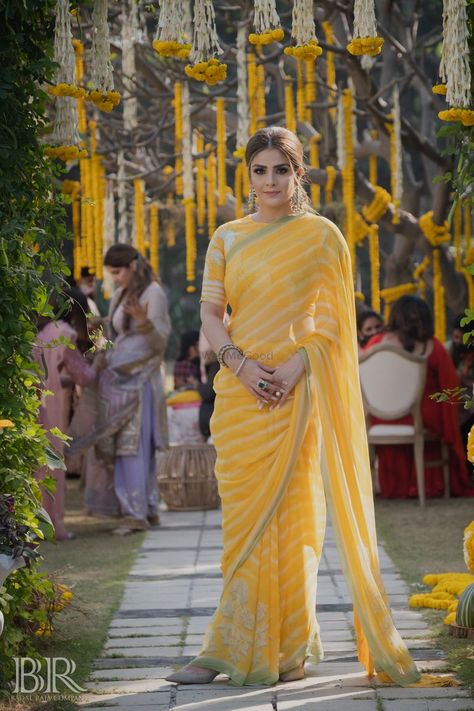 Sarees For Engagement, Sister Of The Bride Outfit, Haldi Outfit Ideas, Yellow Sarees, Bride Outfit Ideas, Roka Ceremony, Sister Of The Bride, Haldi Outfits, Haldi Outfit