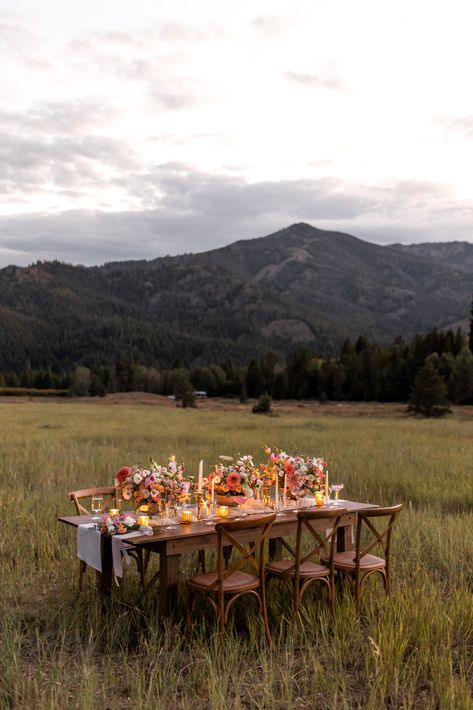 LOCATION: SUN VALLEY, IDAHO  Melanie Dunn Photo captured the rustic-elegance of a styled shoot in Sun Valley, Idaho, featuring a romantic table set amidst a picturesque meadow. The stunning bride, adorned in a dress from Manor House Bridal Shop, added a touch of grace to the rustic charm, offering wedding inspiration for couples seeking an idyllic outdoor celebration. Table In A Field, Wedding In Field, Simple Farm Wedding, Romantic Houses, Photoshoot Boutique, Wedding Meadow, 30s Birthday, Farm Couple, Wedding Field