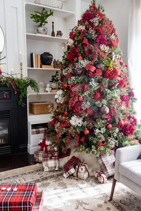 Floral Christmas Tree decorated with flowers, berrys and baubles Mini Christmas Tree Decorations, Red And White Christmas Tree, Floral Christmas Tree, Christmas Tree Decorating Ideas, White Christmas Tree Ideas, Tree Decorating Ideas, Emily May, Christmas Tree Decorating, Christmas Tree Decorating Themes