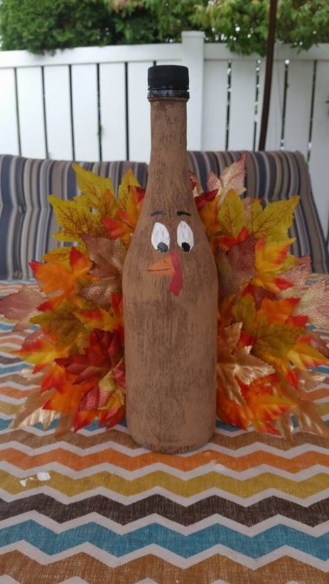 Thanksgiving Bottle Decorations, Turkey Wine Bottle Craft, Turkey Centerpieces, Empty Wine Bottle Crafts, Pine Cone Craft, Thanksgiving Wine Bottle, Decorating Bottles, Soda Bottle Crafts, Glasses Painting