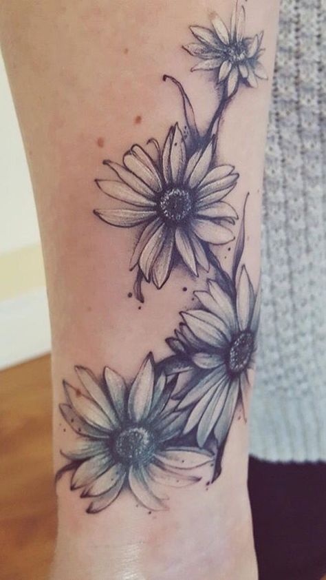 Daisy Wrist Tattoos For Women, White Daisy Tattoo, Daisy Flower Tattoo, Botanisches Tattoo, Daisy Tattoo Designs, Realistic Flower Tattoo, Daisy Flower Tattoos, Floral Tattoo Shoulder, White Daisy Flower