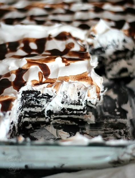 Oreo Icebox Cake ~ A simple 3 ingredient dessert that everyone will love! www.cookiesandcups.com Oreo Bomb Cake, Oreo Icebox Cake, Bomb Cake, 3 Ingredient Desserts, Oreo Recipes, Oreo Dessert, Icebox Cake, A Piece Of Cake, Baked Dessert Recipes