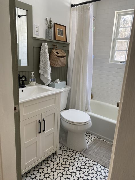 Shaker green bathroom Sage Green Wainscoting Bathroom, Forest Green Bathroom Ideas, Green Accent Wall Bathroom, Laundry Bathroom Combo, Small Bathroom Storage Solutions, Green Bathroom Decor, Beautiful Bathroom Decor, White Beadboard, Shiplap Bathroom