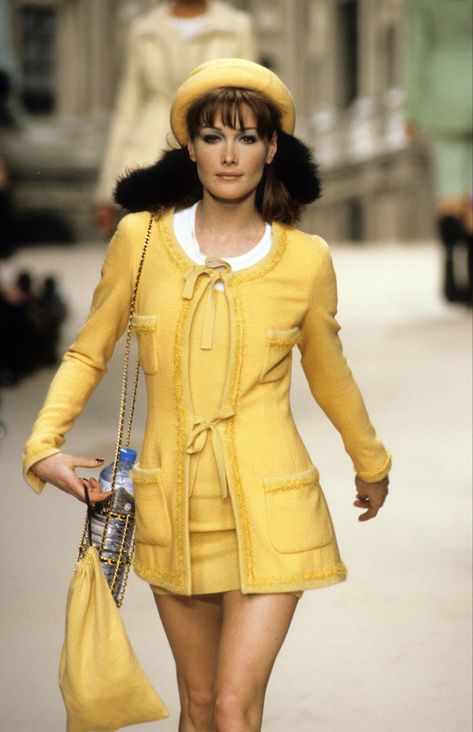 Vintage Channel, 90s Runway Fashion, Runway Fashion Couture, Mode Chanel, Runway Outfits, Fashion Couture, Claudia Schiffer, Chanel Fashion, Naomi Campbell