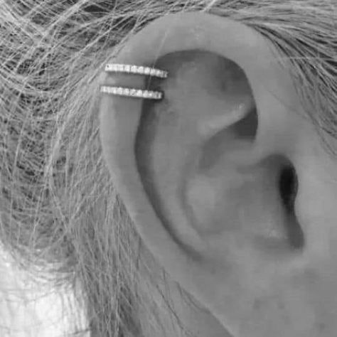 Double Helix Piercings Ideas, Cute Cartlidge Piercing Ideas, Helix Piercing Cuff, Piercings Ear Helix Ideas, Double Hoop Cartilage Piercing, Double Helix Ear Piercing, Upper Helix Piercing Studs, Types Of Helix Piercings, Double Helix Jewelry