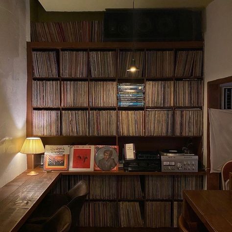 Interior Design Home Office, Books And Records, Vinyl Record Room, Home Music Rooms, Vinyl Room, Sound Room, Design Home Office, Record Room, Vinyl Aesthetic